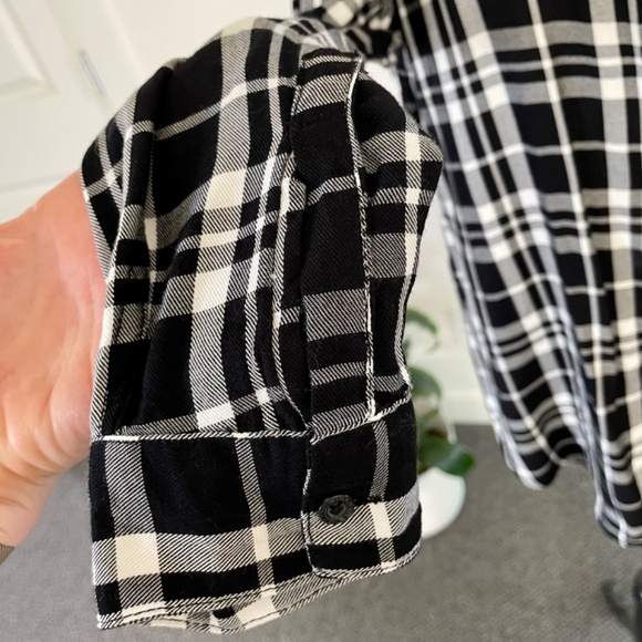 **SOLD** Lightweight boyfriend black & white plaid shirt - Size S - Picture 5 of 6